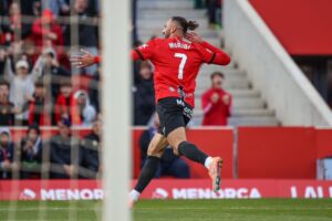 Muriqi celebrando un gol con el RCD Mallorca en el estadio.