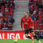 Muriqi del RCD Mallorca avanzando con el balón en un partido contra Elche
