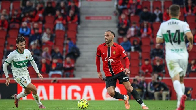 Muriqi del RCD Mallorca avanzando con el balón en un partido contra Elche