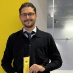 Nando Esteva sosteniendo un premio en un evento de fotograf&iacute;a
