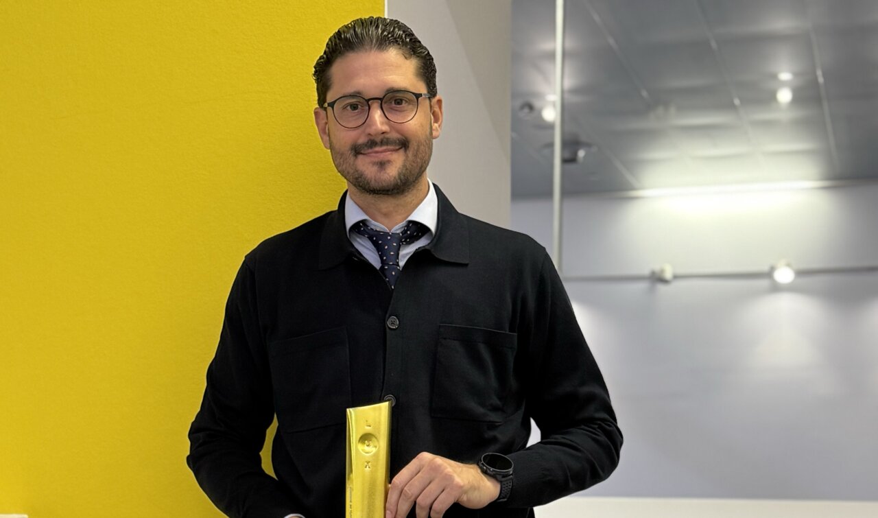 Nando Esteva sosteniendo un premio en un evento de fotograf&iacute;a