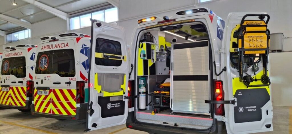 Interior de una nueva ambulancia en Baleares con equipamiento moderno