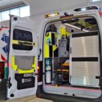 Interior de una nueva ambulancia en Baleares con equipamiento moderno