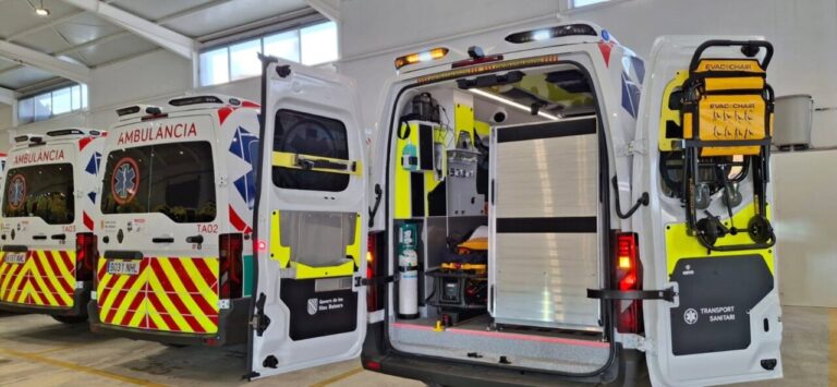 Interior de una nueva ambulancia en Baleares con equipamiento moderno