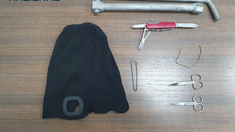 Herramientas y objetos utilizados por ladrones en un robo de vehículos.