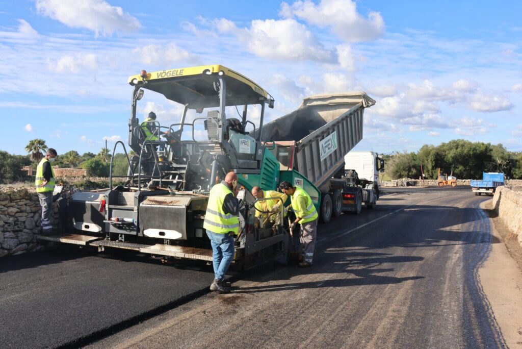 Recta final de las obras de asfaltado en el Camí de Cala Llombards