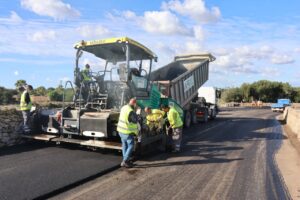 Recta final de las obras de asfaltado en el Cam&iacute; de Cala Llombards