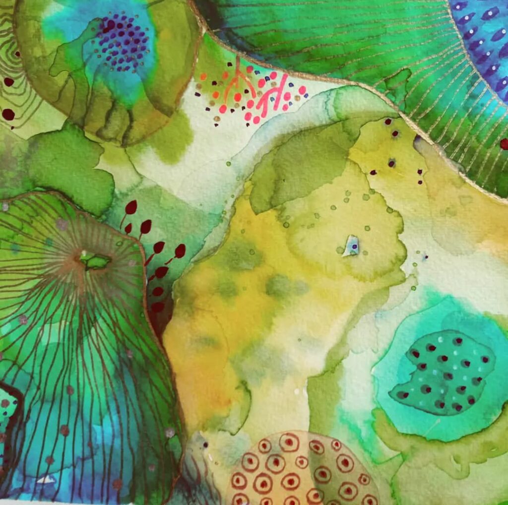 Detalle de una obra de arte abstracta con colores vibrantes y formas orgánicas.