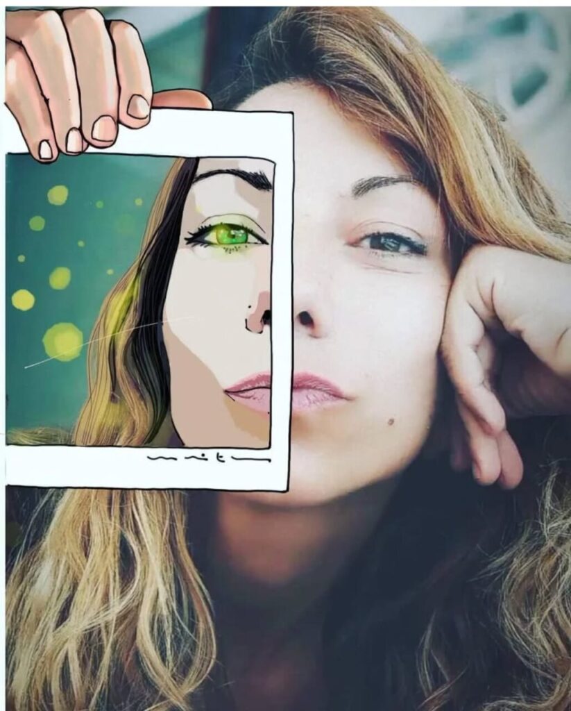 Mujer sosteniendo un marco con una ilustración de su rostro.