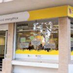 Oficina para la transición energética en Baleares con cartel informativo.