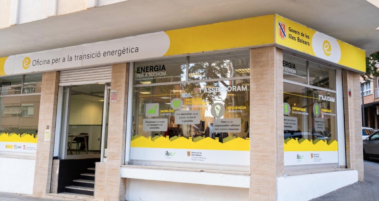Oficina para la transición energética en Baleares con cartel informativo.