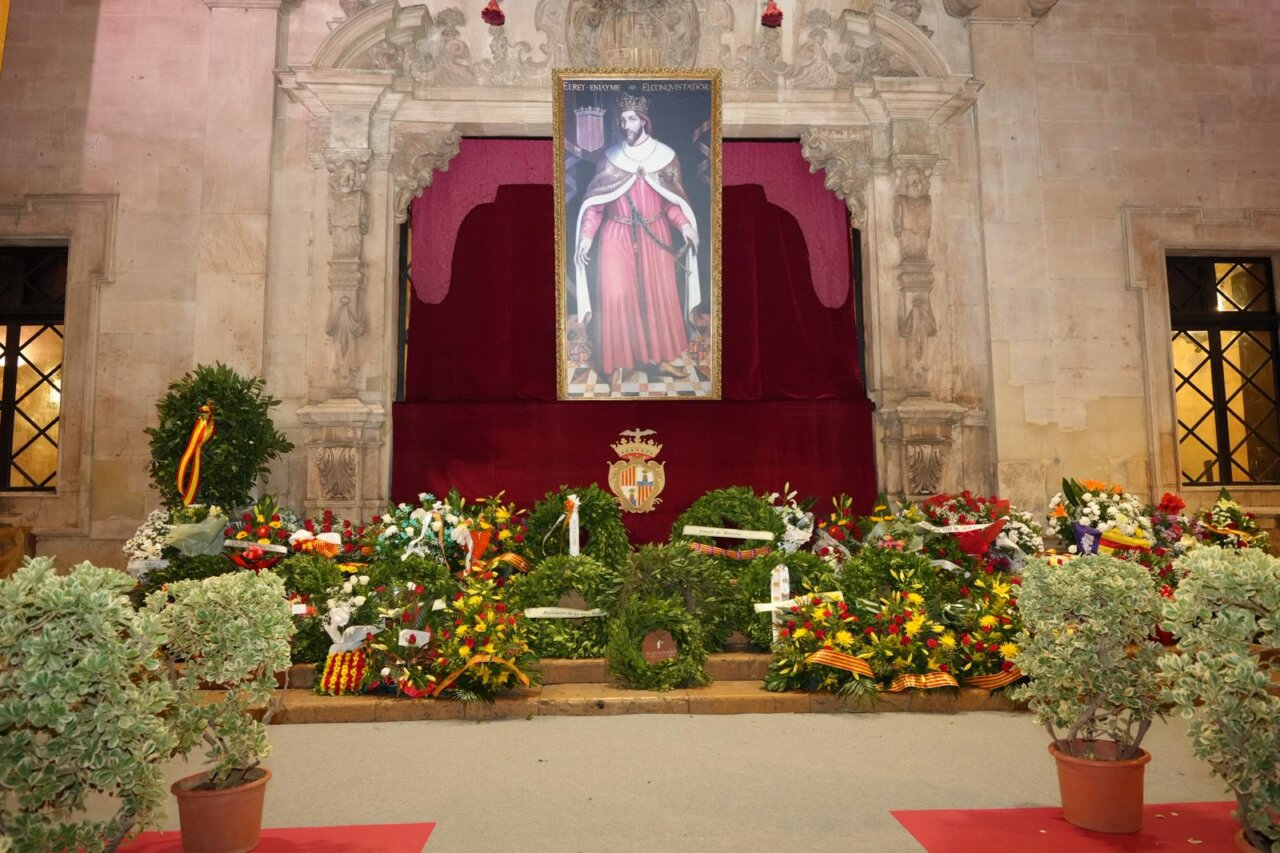 Ceremonia de ofrenda floral al Rei Jaume I en la plaza de Cort