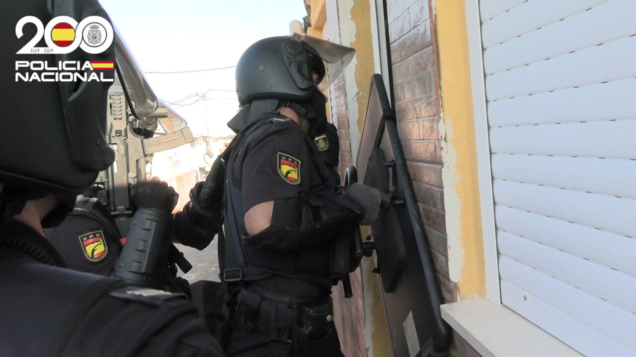 Agentes de la Policía Nacional durante un operativo en Son Banya.