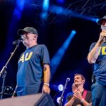 Dos cantantes en un escenario durante un concierto en Mallorca