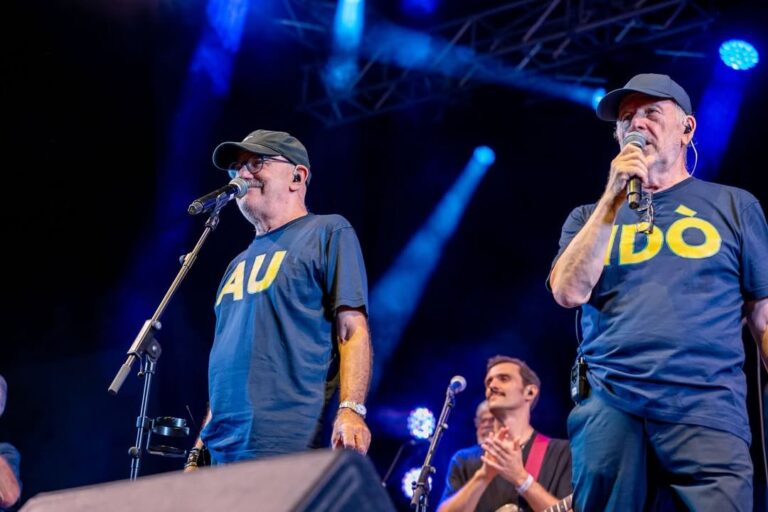 Dos cantantes en un escenario durante un concierto en Mallorca