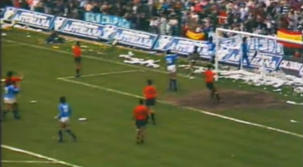 Partido de fútbol entre Oviedo y Mallorca en 1988 con jugadores en el campo.