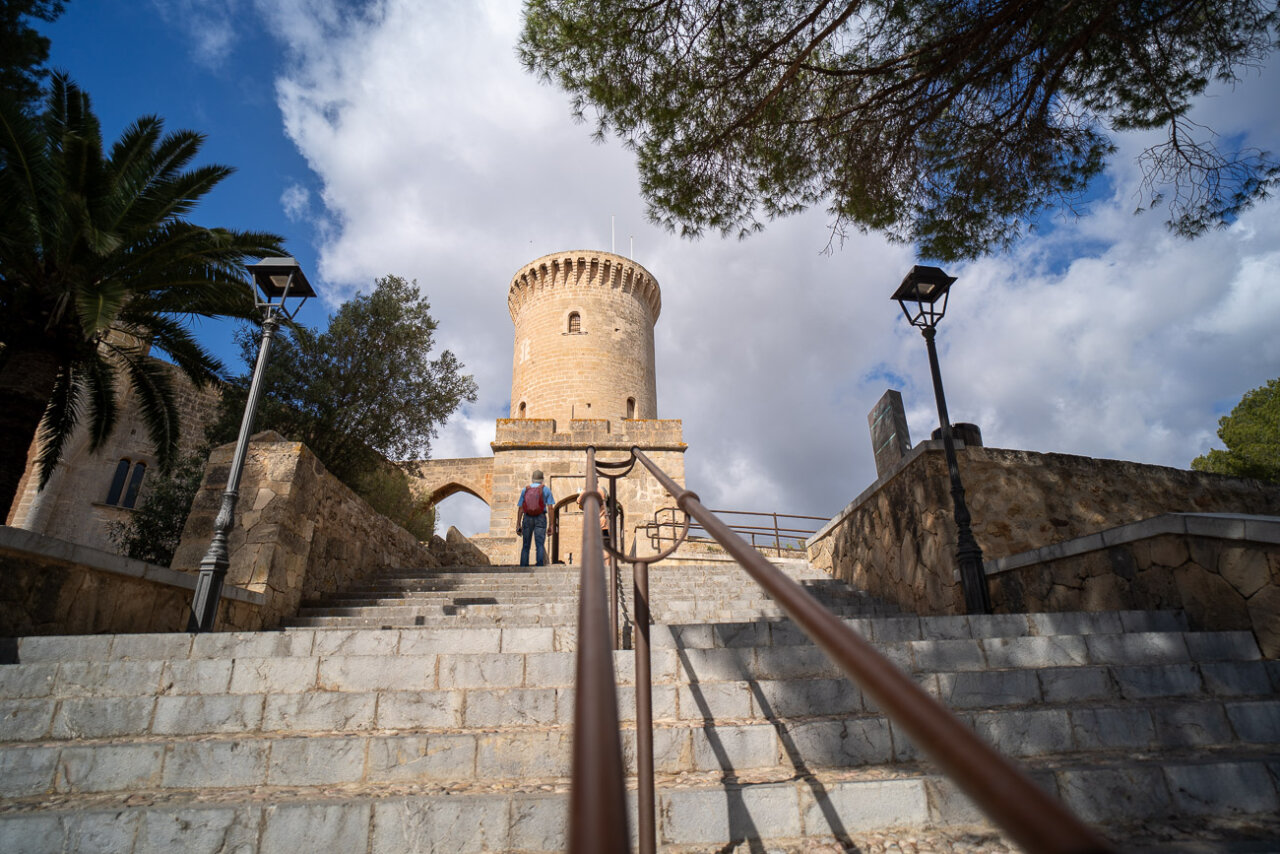 Escalera hacia el castillo de Bellver en Palma de Mallorca