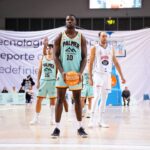Jugadores del Palmer Basket en un partido de baloncesto