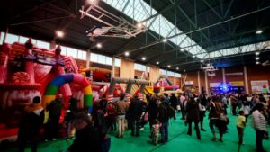 Familias disfrutando de atracciones en el Parc de Nadal en Calvi&agrave;