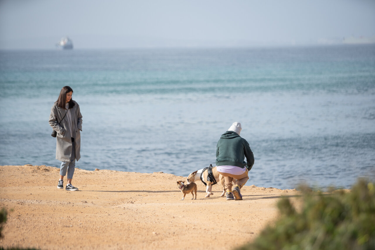 Persona caminando junto al mar en Es Carnatge, Mallorca
