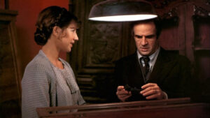 Escena de la pel&iacute;cula La habitaci&oacute;n verde con dos personajes conversando.