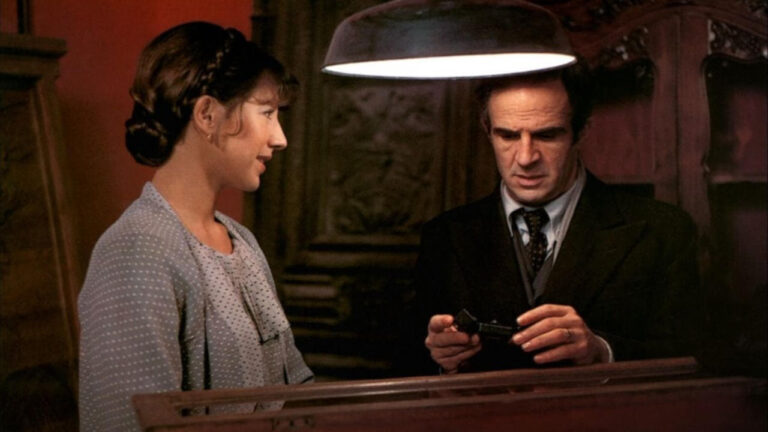 Escena de la película La habitación verde con dos personajes conversando.