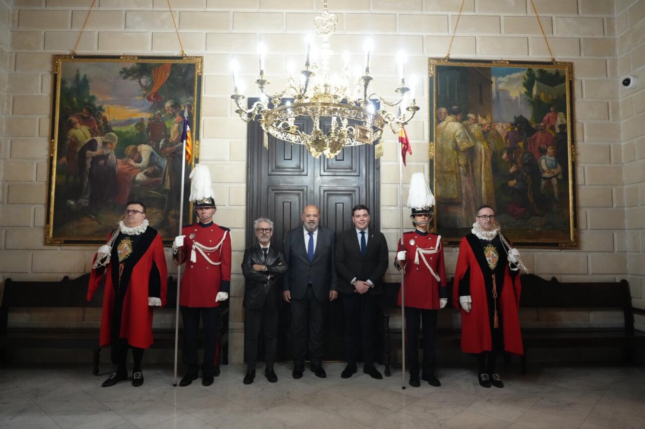 Pep Llamb&iacute;as junto a autoridades en el preg&oacute;n de la Festa de l'Estendard en Palma
