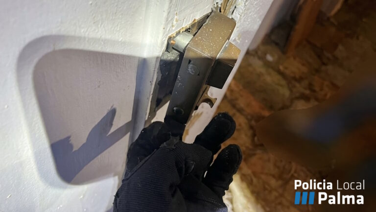 "&iquest;D&oacute;nde est&aacute; la botella de ron?": un padre delata a sus dos hijos tras okupar una casa en Palma