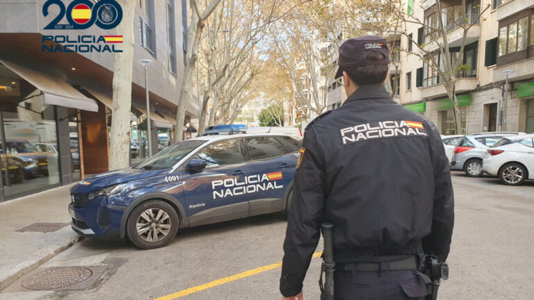 Un trabajador de seguridad de un restaurante de Playa de Palma agrede brutalmente a un cliente