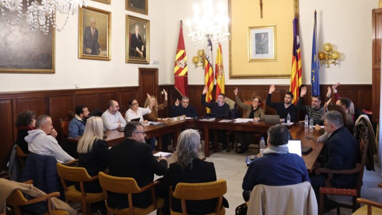 Reuni&oacute;n del Ajuntament de Santany&iacute; con participantes levantando la mano