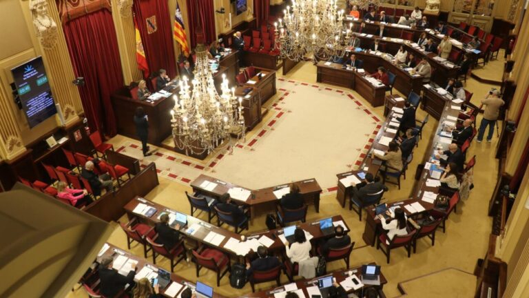 Vista del pleno del Parlament con diputados y decoración elegante
