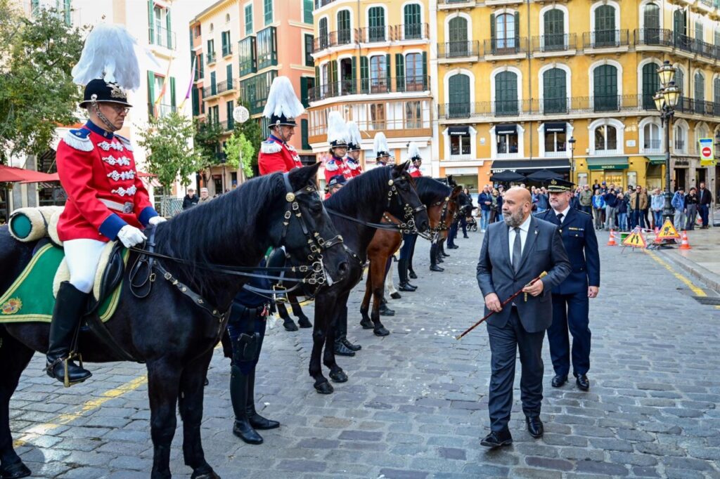 Ceremonia del 150 aniversario de la Policía Montada de Palma con caballos y oficiales.