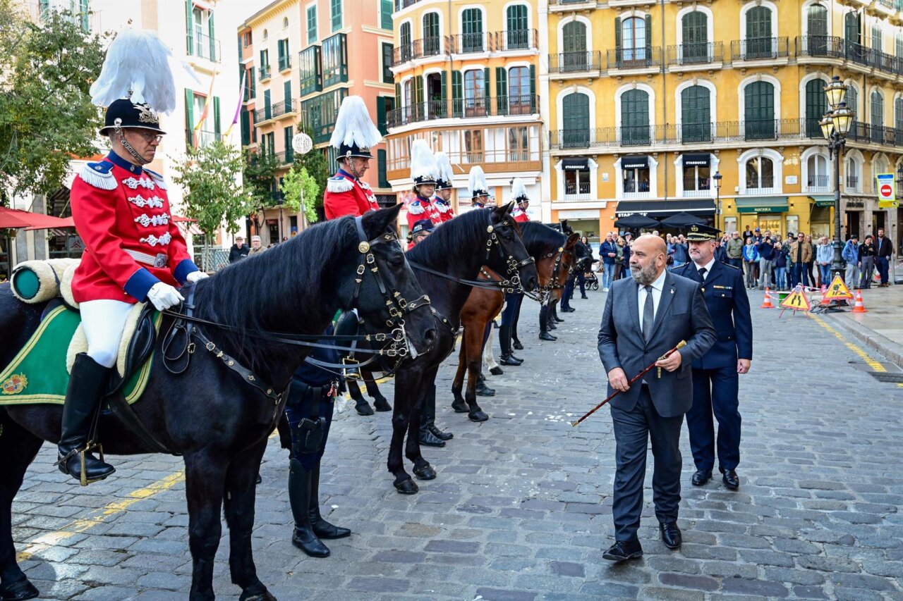 Ceremonia del 150 aniversario de la Polic&iacute;a Montada de Palma con caballos y oficiales.