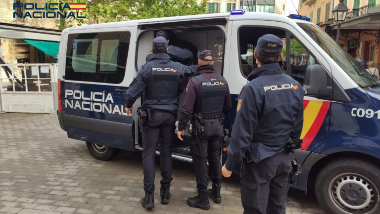 "Si no nos das la cartera, te pegamos una paliza": tres detenidos por un robo violento en La Soledat