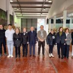 Grupo de personas en un hangar log&iacute;stico con despensas sociales en Mallorca