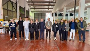 Grupo de personas en un hangar log&iacute;stico con despensas sociales en Mallorca