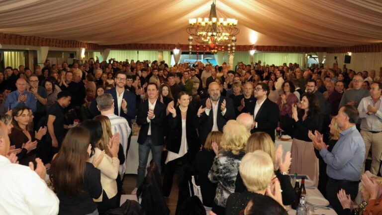 Asistentes a la cena de Navidad del PP aplaudiendo en un evento