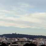 Vista de la ciudad con cielo nublado en Baleares
