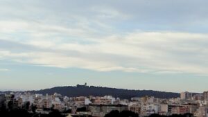 Vista de la ciudad con cielo nublado en Baleares