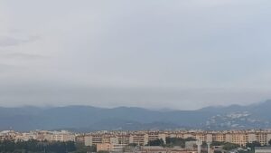 Vista de la costa de Baleares con nubes y monta&ntilde;as al fondo