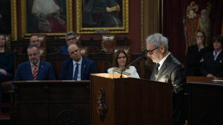 Pep Llambías leyendo su pregón en el Ayuntamiento de Palma