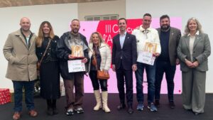 Grupo de personas premiadas en el Concurso de Escaparates Navide&ntilde;os en Mallorca