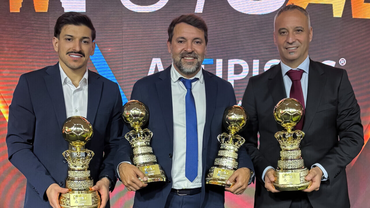Tres premiados sosteniendo trofeos en la gala de los Premios Mundo do Futsal.