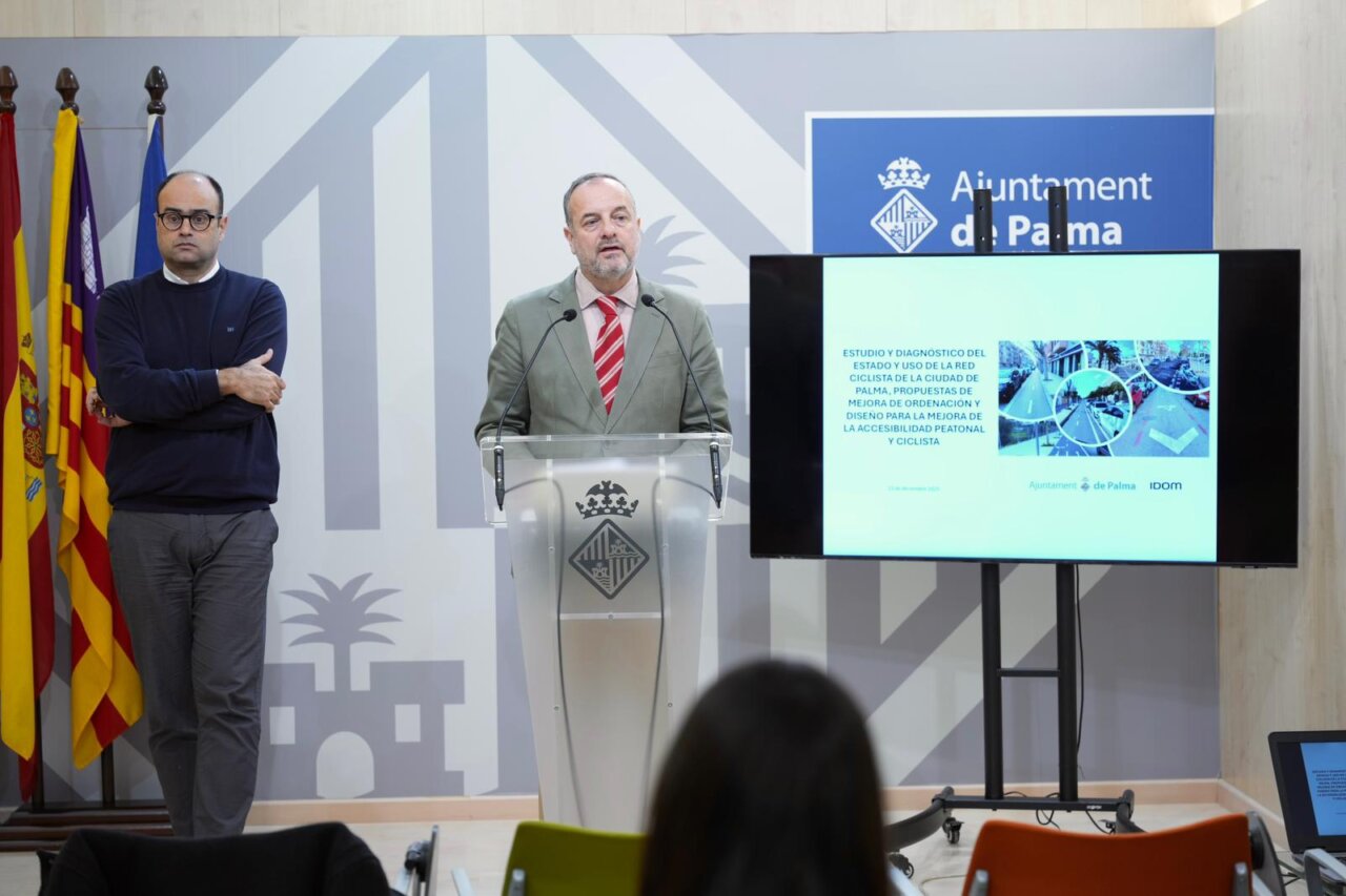 El regidor de Mobilitat, Toni Deudero, presenta un nuevo tramo del carril bici en la ciudad