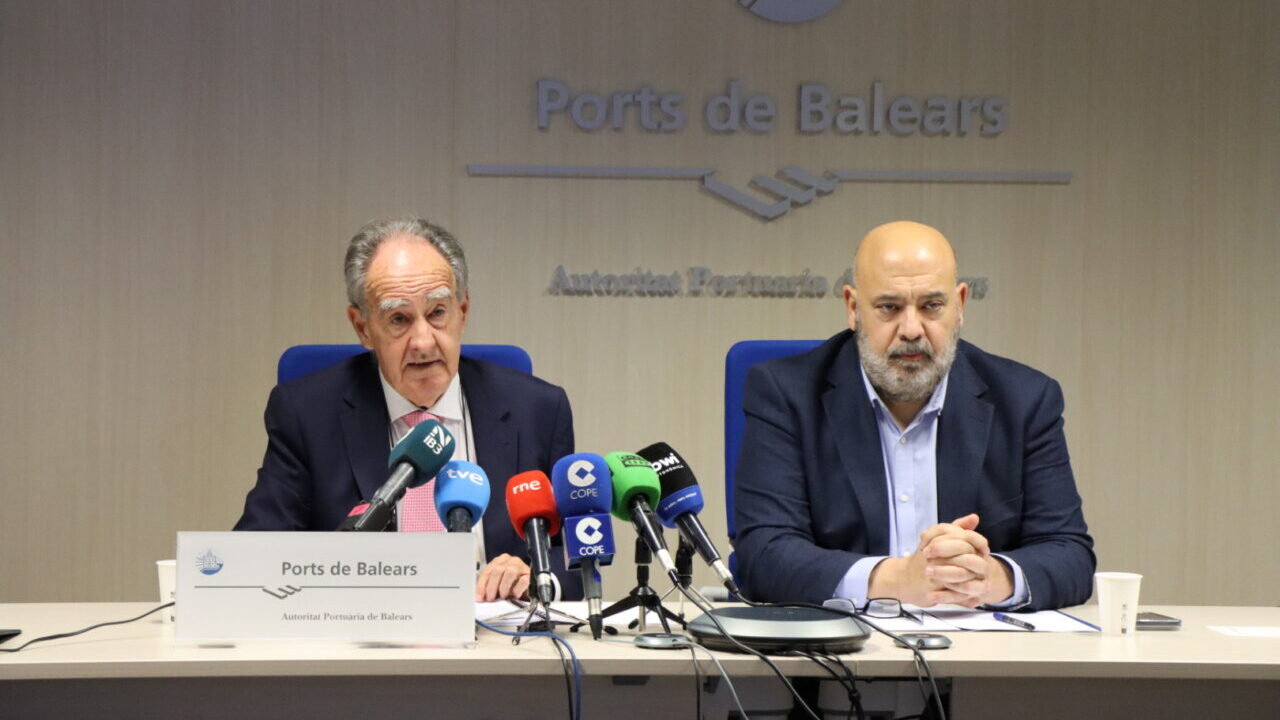 Presentaci&oacute;n sobre la remodelaci&oacute;n del puerto de Palma con dos ponentes