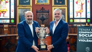 Presentaci&oacute;n de la Supercopa de Espa&ntilde;a en Son Moix con dos hombres sosteniendo el trofeo.