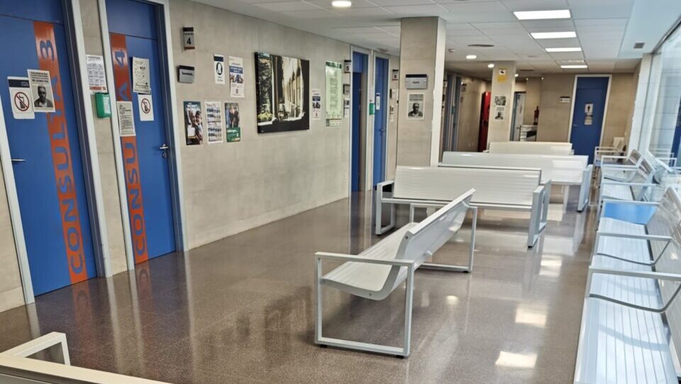 Pasillo vac&iacute;o en un hospital durante la huelga m&eacute;dica en Baleares