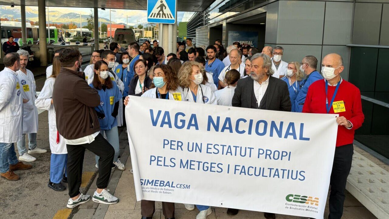 Protesta de m&eacute;dicos en Baleares con pancarta sobre la huelga m&eacute;dica