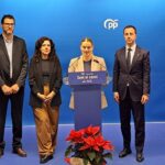 Marga Prohens y miembros del PP en la copa de Navidad 2025