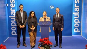 Marga Prohens y miembros del PP en la copa de Navidad 2025